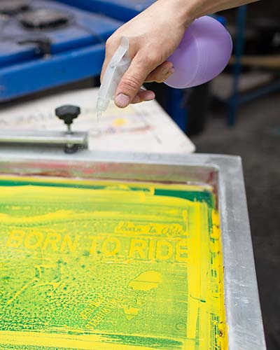 Discharge screen printing in process